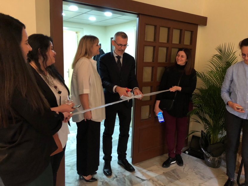 Danmissions General Secretary Jørgen Skov Sørensen cuts the ribbon for the opening ceremony. At his right Danmissions regional representative in the Middle East Maria Lindhardt.